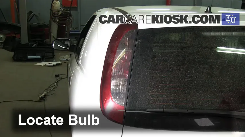 2006 Opel Corsa C Van 1.3L 4 Cyl. Turbo Diesel Éclairage Feux de marche arrière (remplacer une ampoule)